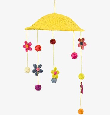 Raffiamobil Gul från Rice med färgglada blommor och bollar