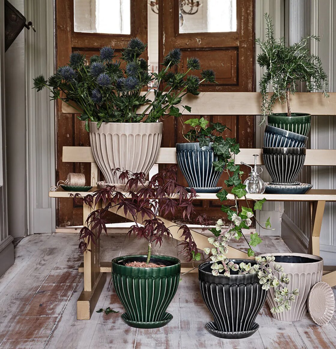 Kruka Grön 21 cm Inkl Fat från Strömshaga på trägolv