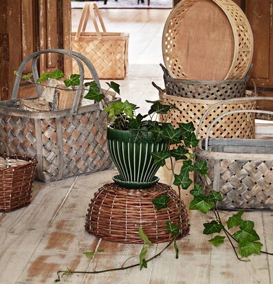 Foto av stilfull inomhusmiljö med kruka och korgar