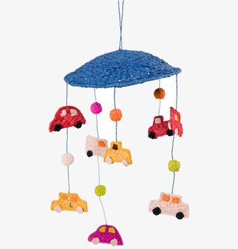 Bild av färgglad mobil för barnrum med bilar och pompoms