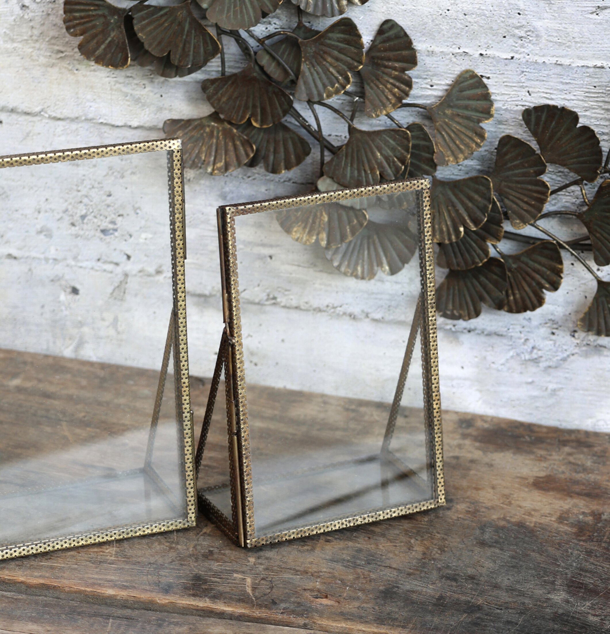 Bild av eleganta rektangulära ramar på rustik yta