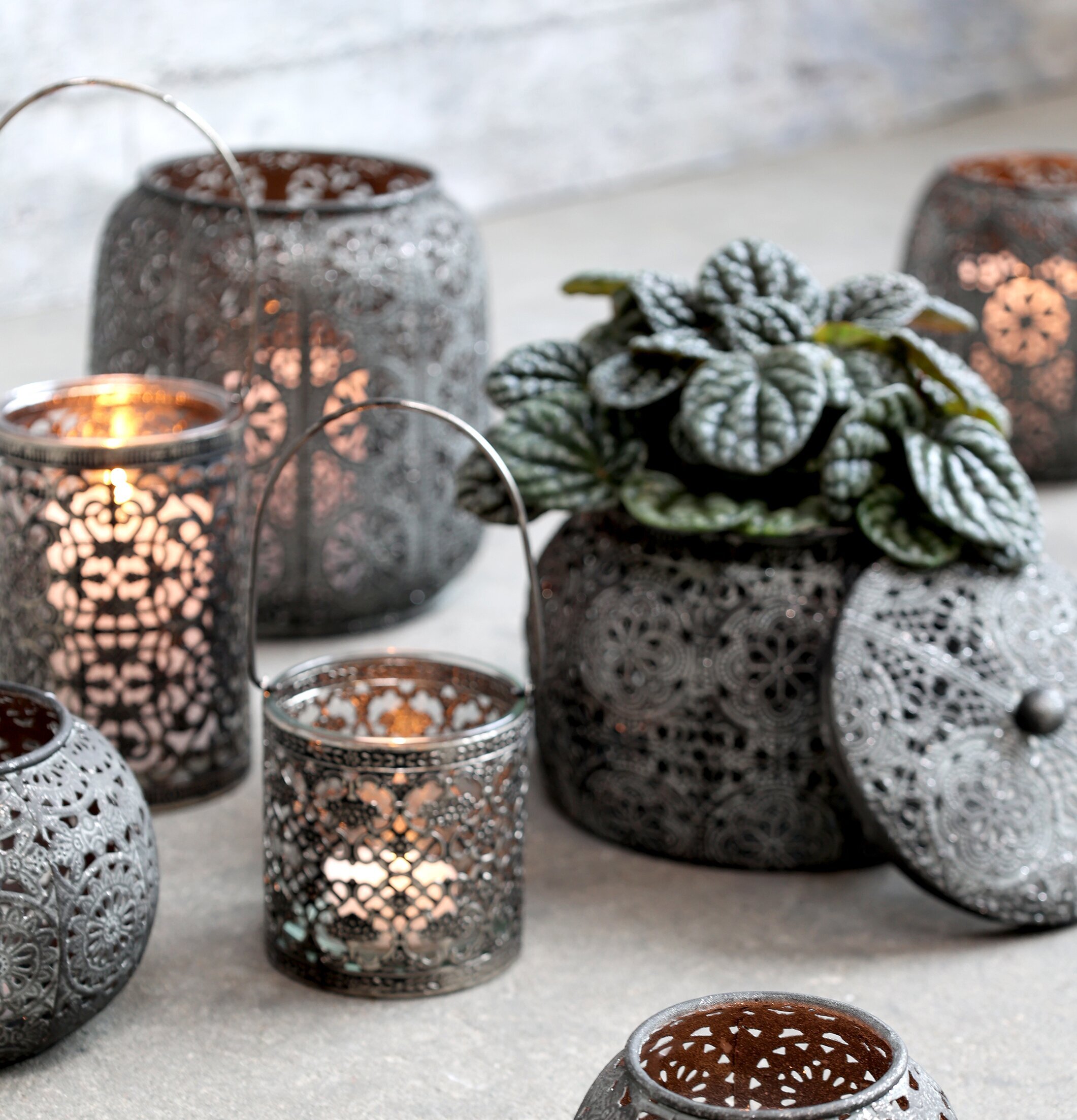 Ljuslykta Hurricane Antique Zink från Chic Antique på betonggolv