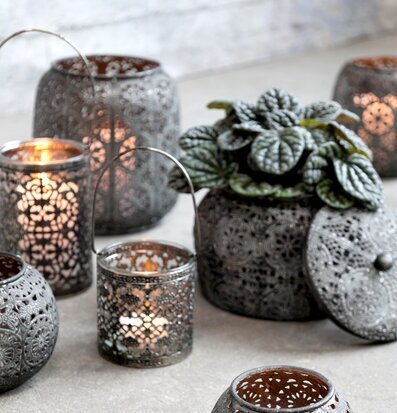 Bild av ljuslyktor med antik zinkfinish och mönster