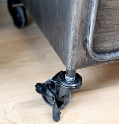 Foto av industriellt skåp med hjul och antikgrå finish