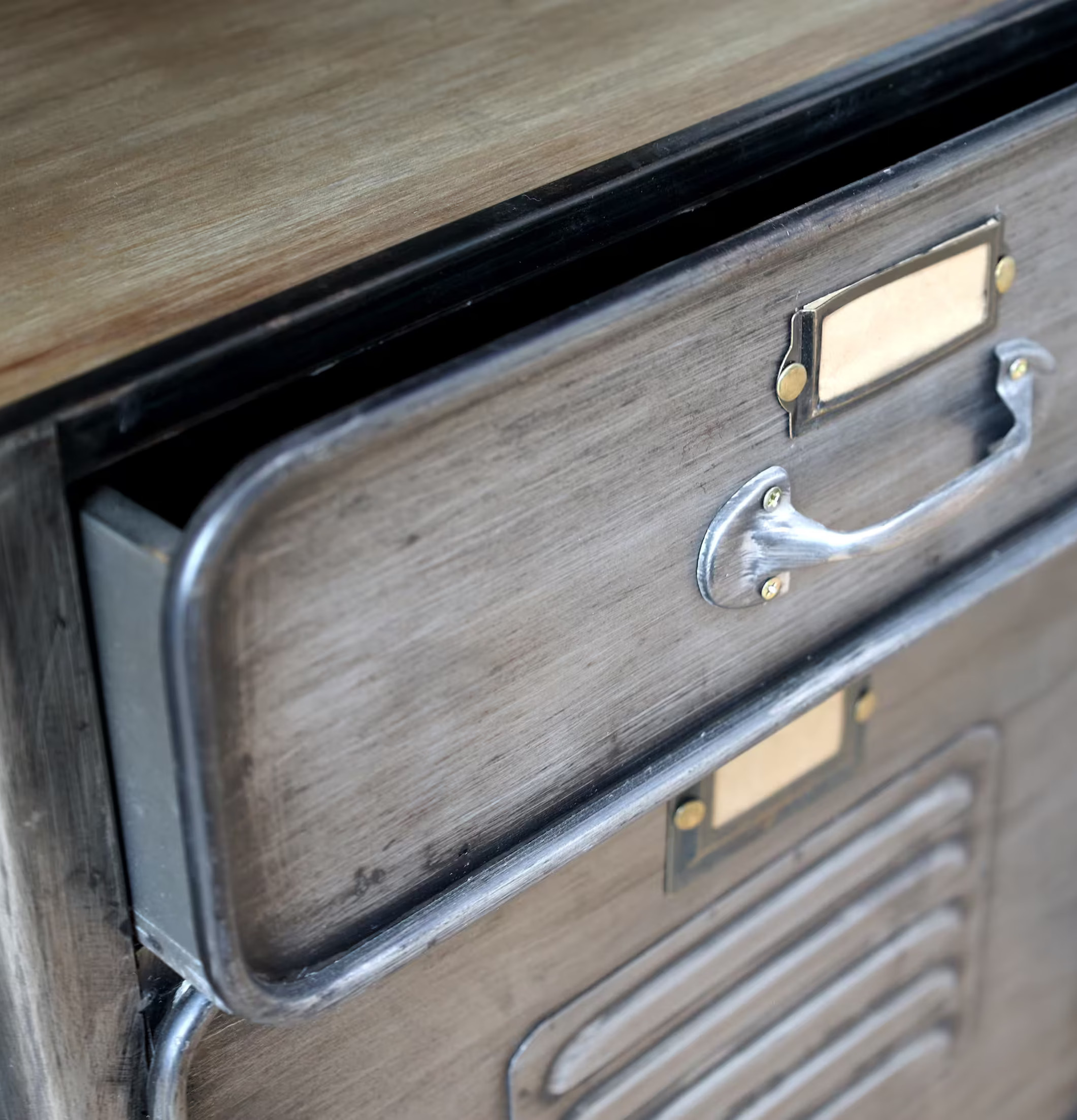 Factory Skåp Antikgrå från Chic Antique i industriell design