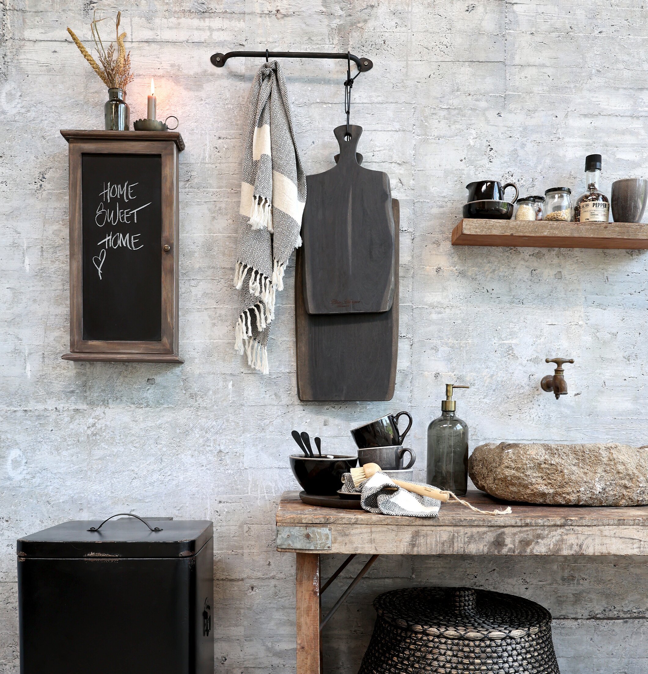 Foto av rustik och modern interiör med köksdetaljer