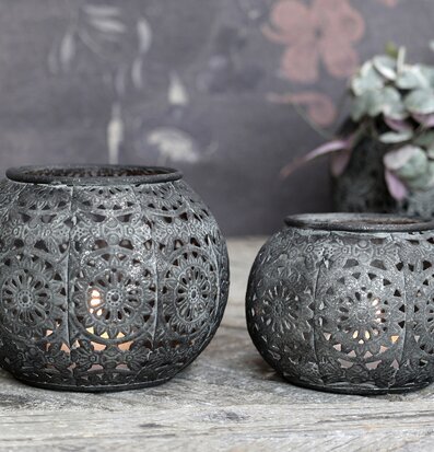 Bild av ljuslykta med antik zinkfinish och spetsmönster