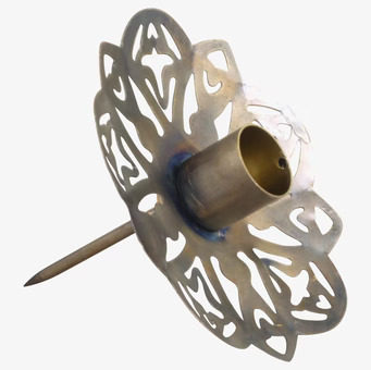 Foto av elegant ljushållare i antik mässing