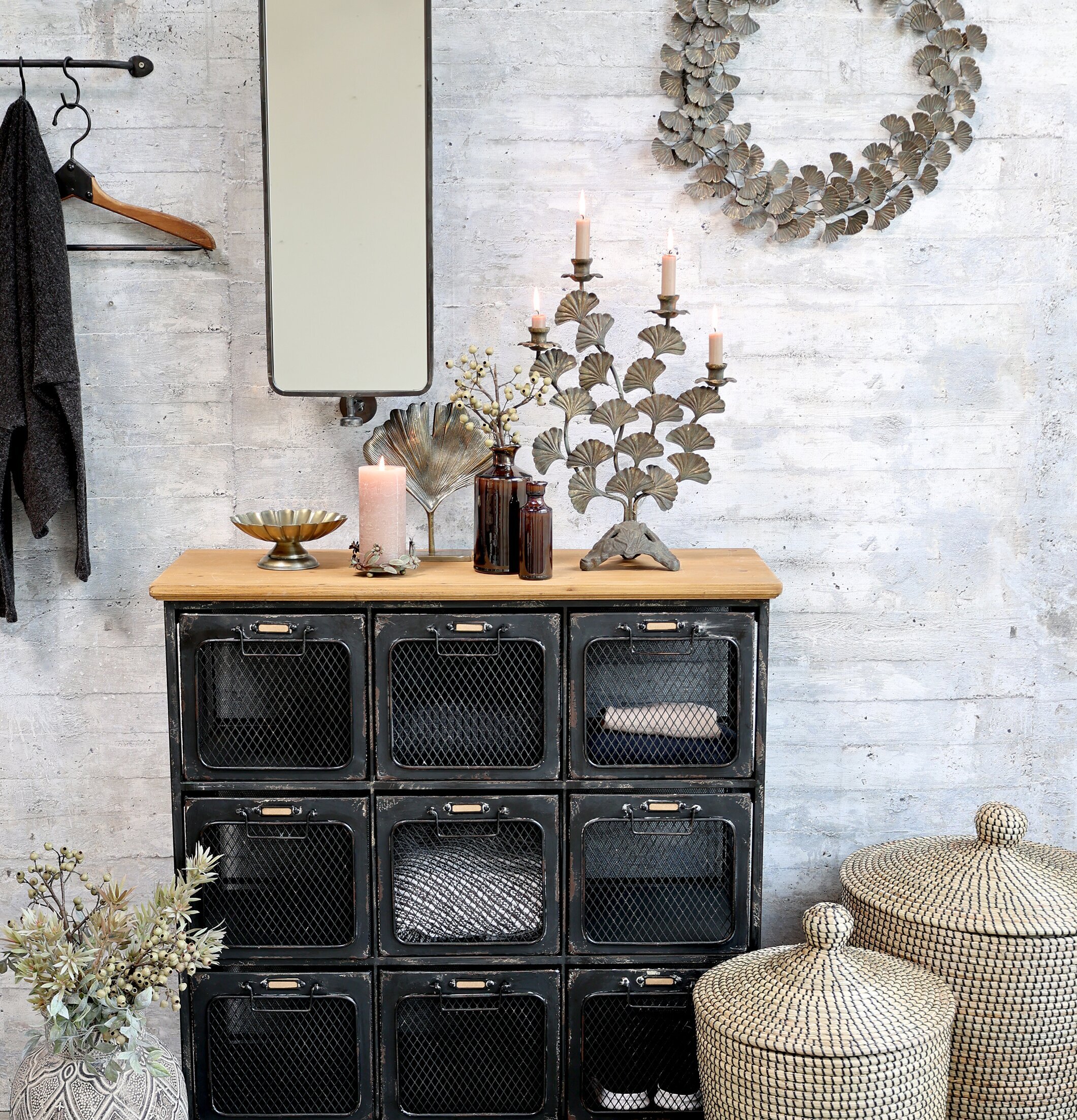 Fransk Ljusstake Antik Mässing från Chic Antique på bord