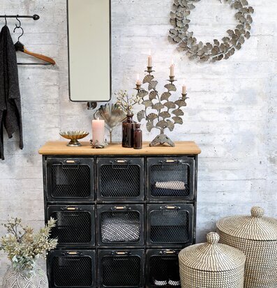 Bild av stilfull interiör med ljusstake och detaljer