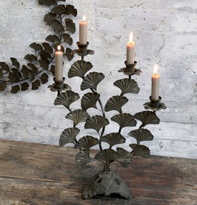 Bild av antik ljusstake i mässing med rustik charm