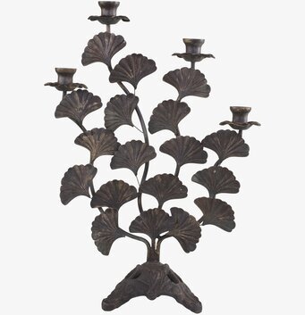 Bild av antik mässingsljusstake med naturinspiration