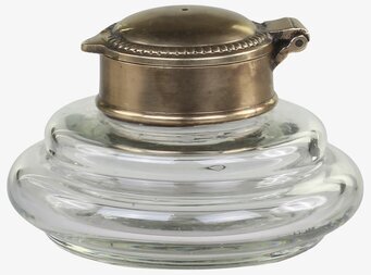 Bild av elegant låg vas med glas och metallock