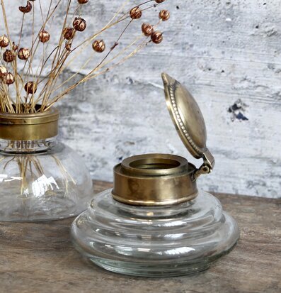 Bild av dekorativa föremål mot rustik betongbakgrund