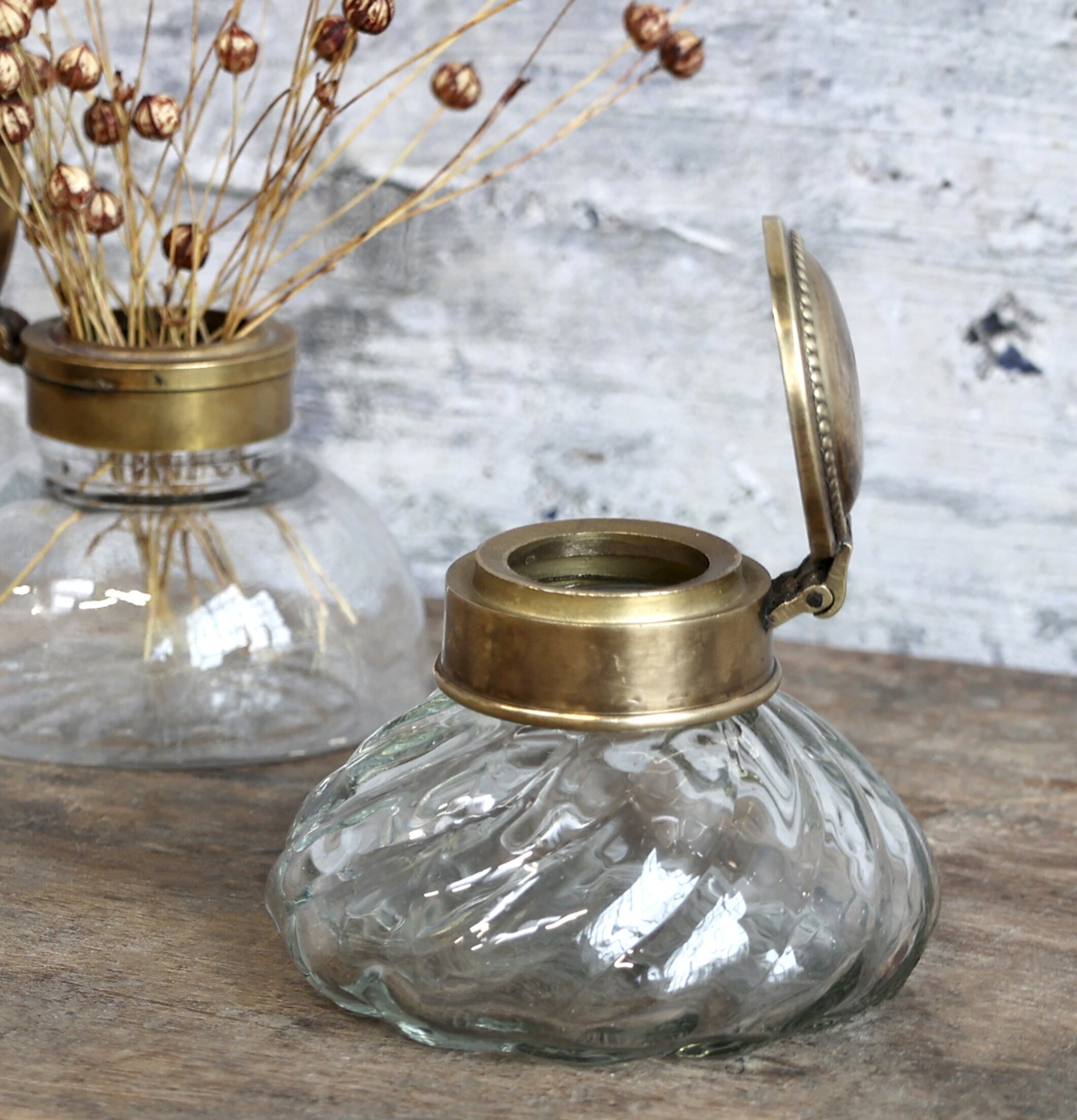 Gl Fransk Låg Vas #1 från Chic Antique på rustik träyta