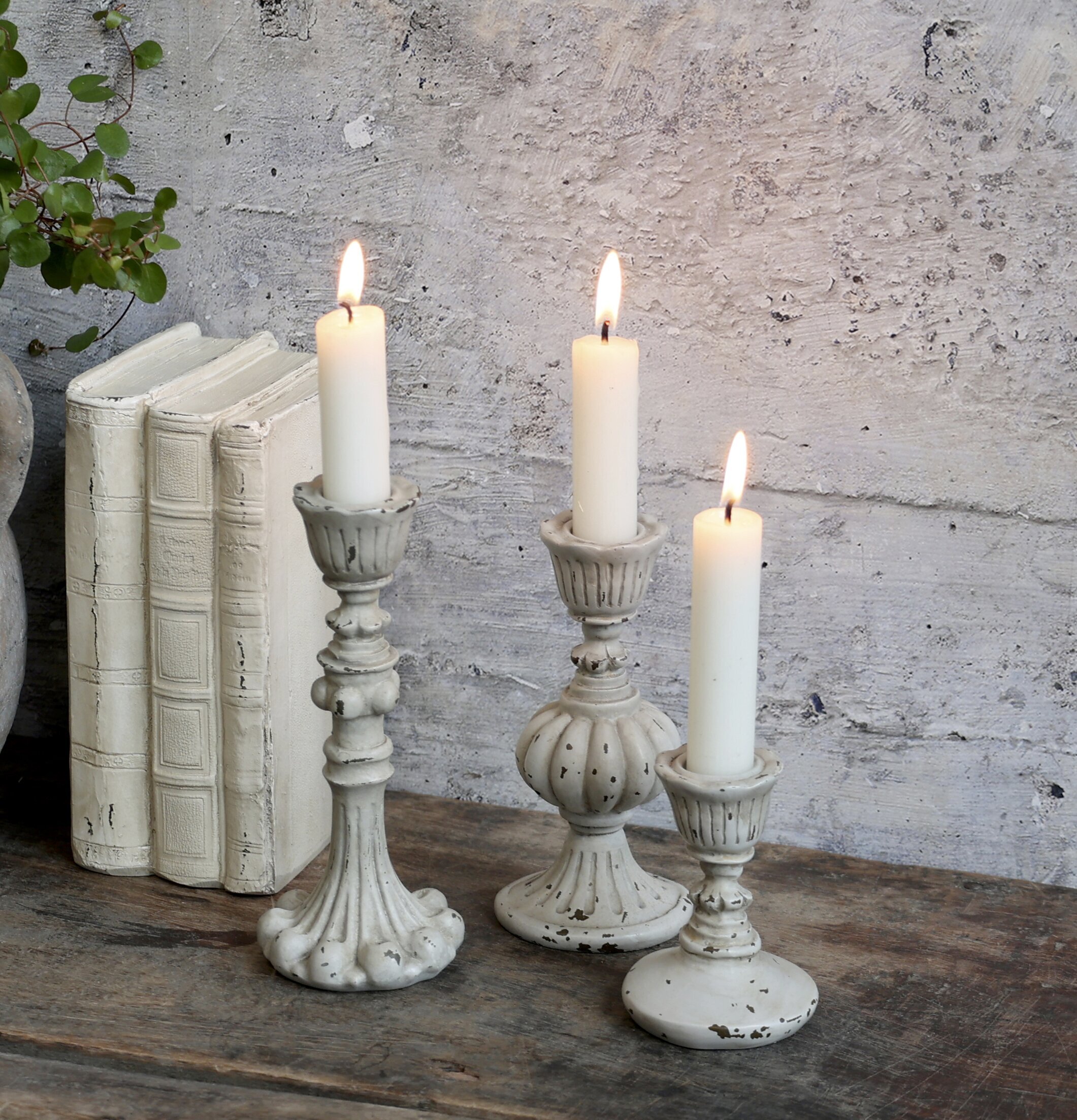 Foto av lantlig interiör med ljusstakar och böcker