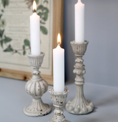 Bild av charmiga antikgrå ljusstakar i rustik stil