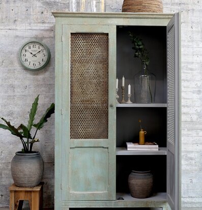 Foto av rustik och elegant interiör med grönt skåp