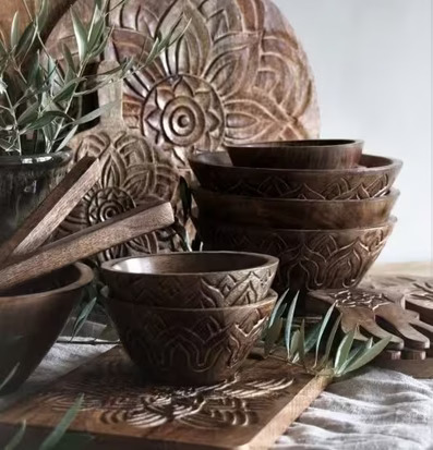 Bild av träprodukter med naturlig skönhet och mönster