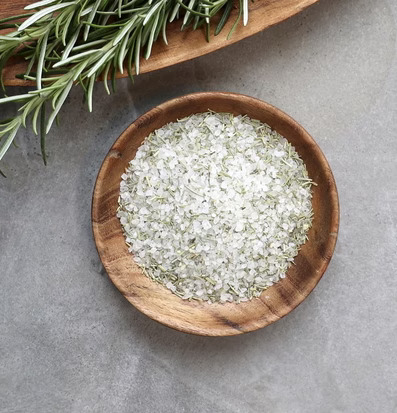 Bild av rustik elegans med träskål och rosmarin