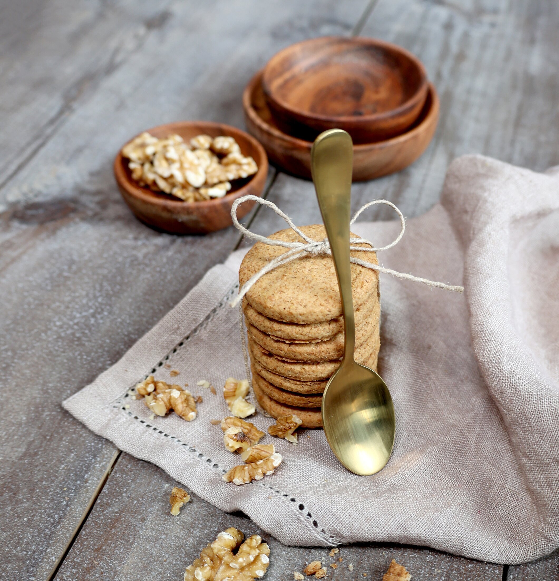 Skål Laon L Acacia från Chic Antique fylld med valnötter