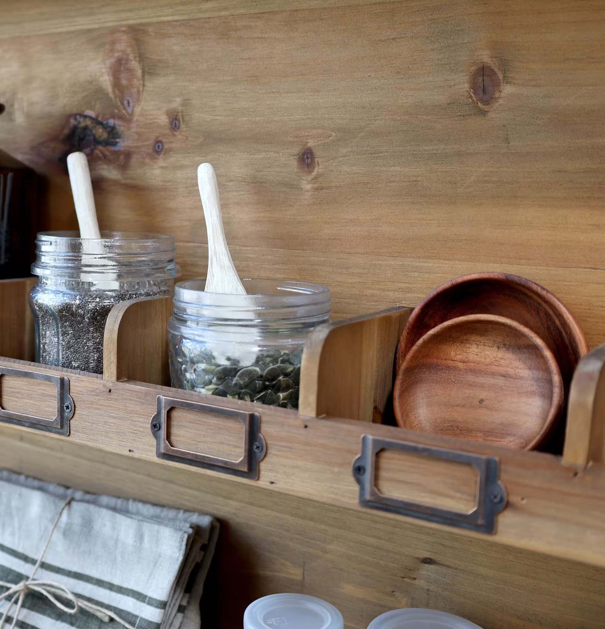 Skål Laon L Acacia från Chic Antique på rustik trä-hylla