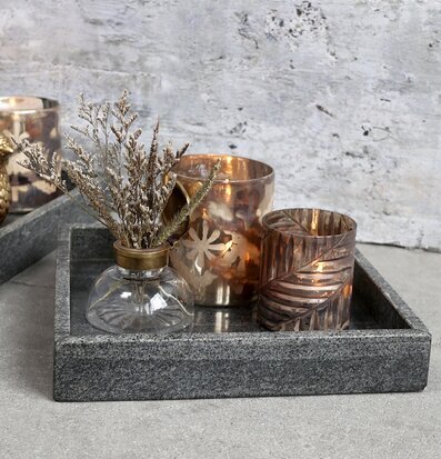 Foto av elegant inredning med marmor och dekorationer