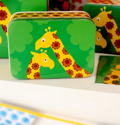 Bild av färgglad box med giraffmotiv och rundade kanter