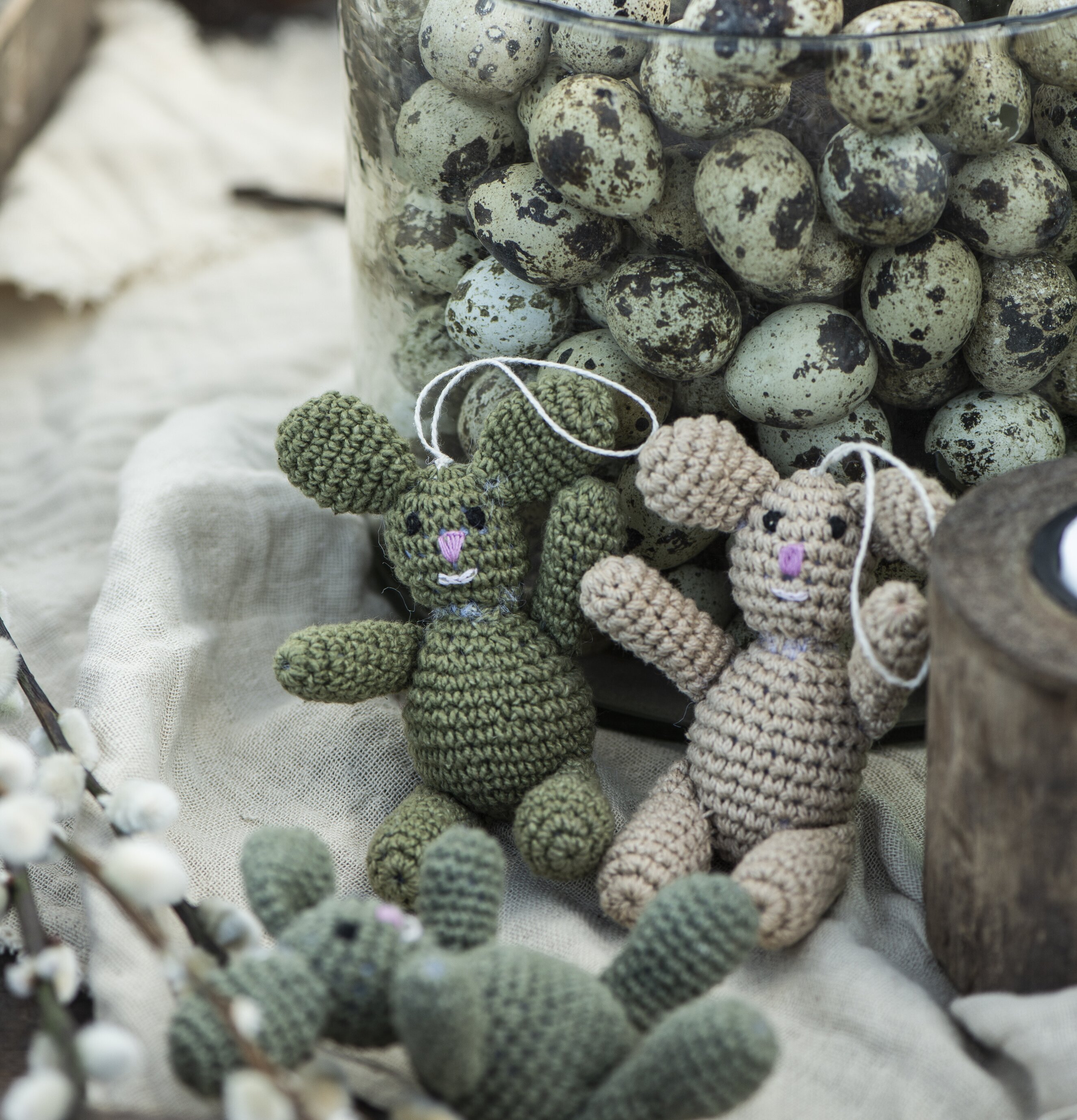 Bild av påskharar och vårdekorationer i hemmet