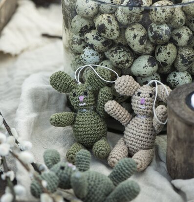 Bild av påskharar och vårdekorationer i hemmet