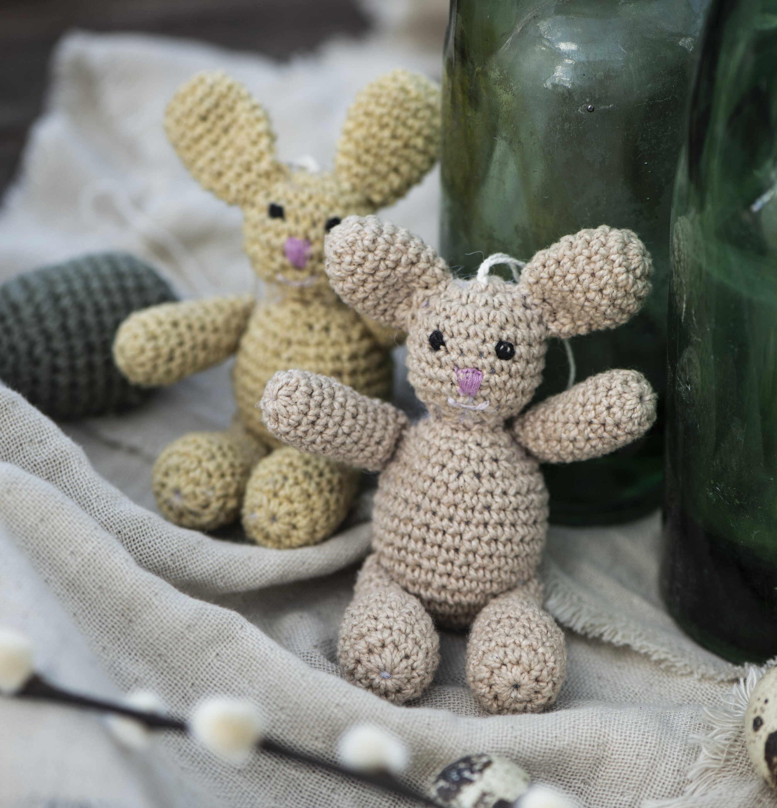 Handvirkad Påskhare från IB Laursen med gröna glasflaskor