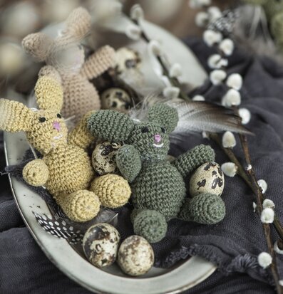 Bild av handvirkade påskharar och vårdekorationer