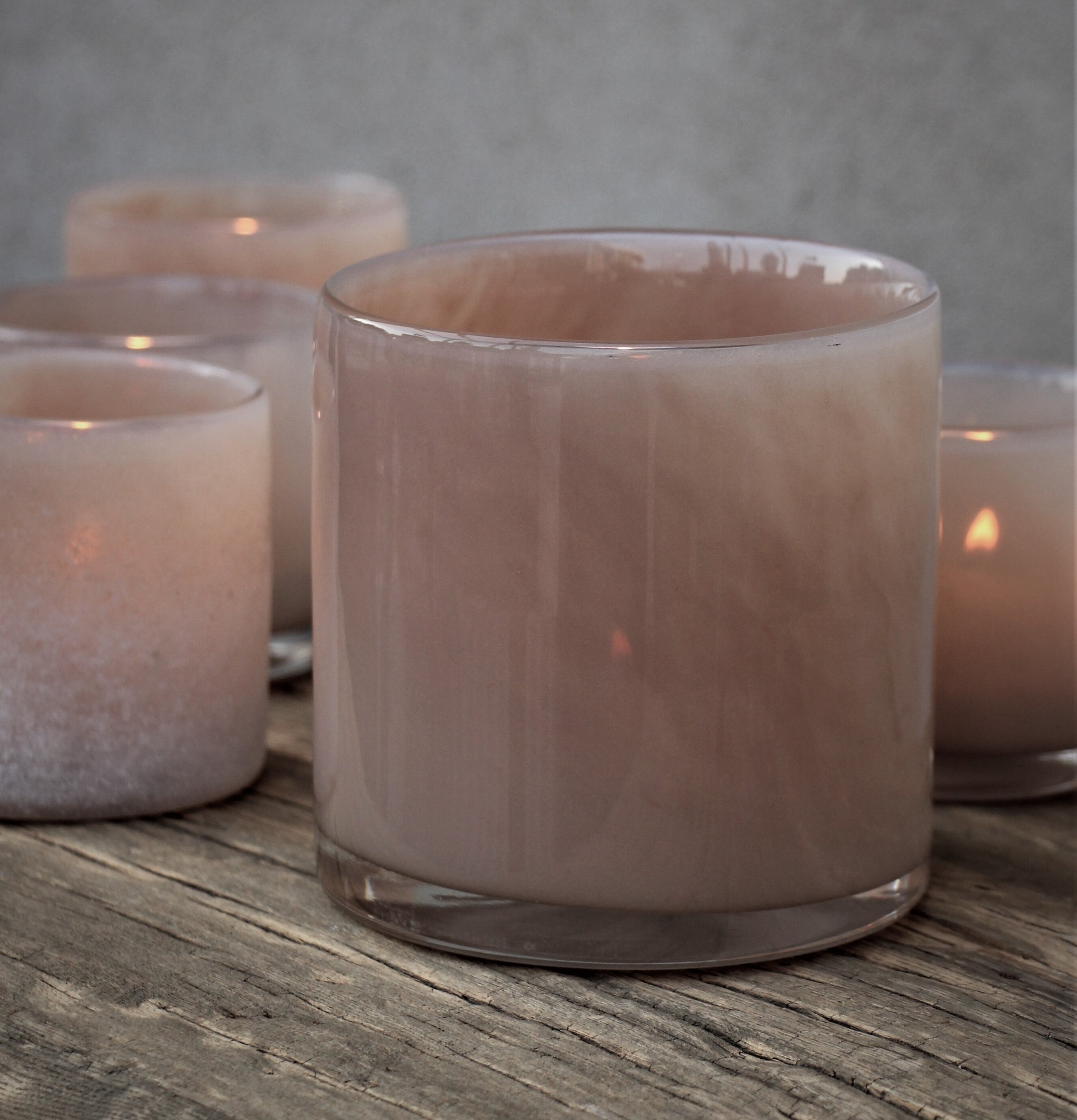 Ljuslykta Lumiere Sand Stor från Majas Cottage på träbord