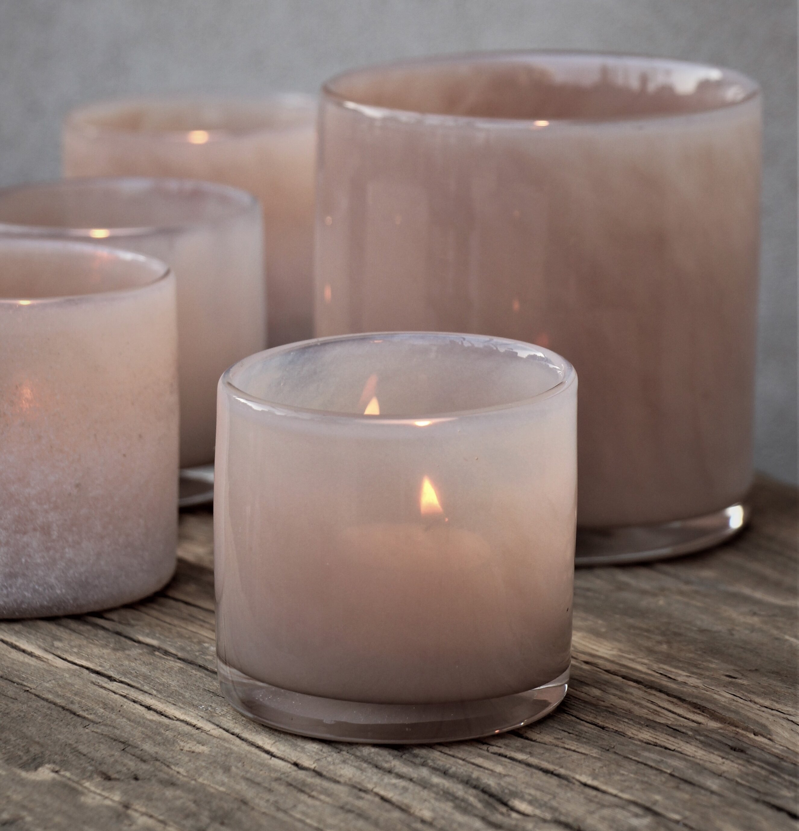 Ljuslykta Lumiere Sand Liten från Majas Cottage på träbord