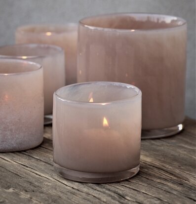 Bild av eleganta ljuslyktor i stilren miljö