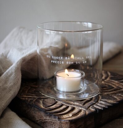 Bild av ljuslykta: harmoni mellan natur och enkelhet