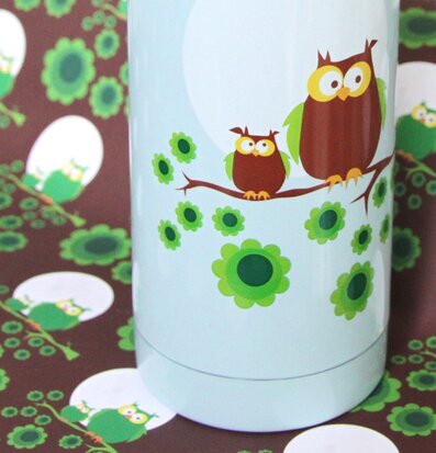 Bild av termos med ugglor och blommor i naturmotiv