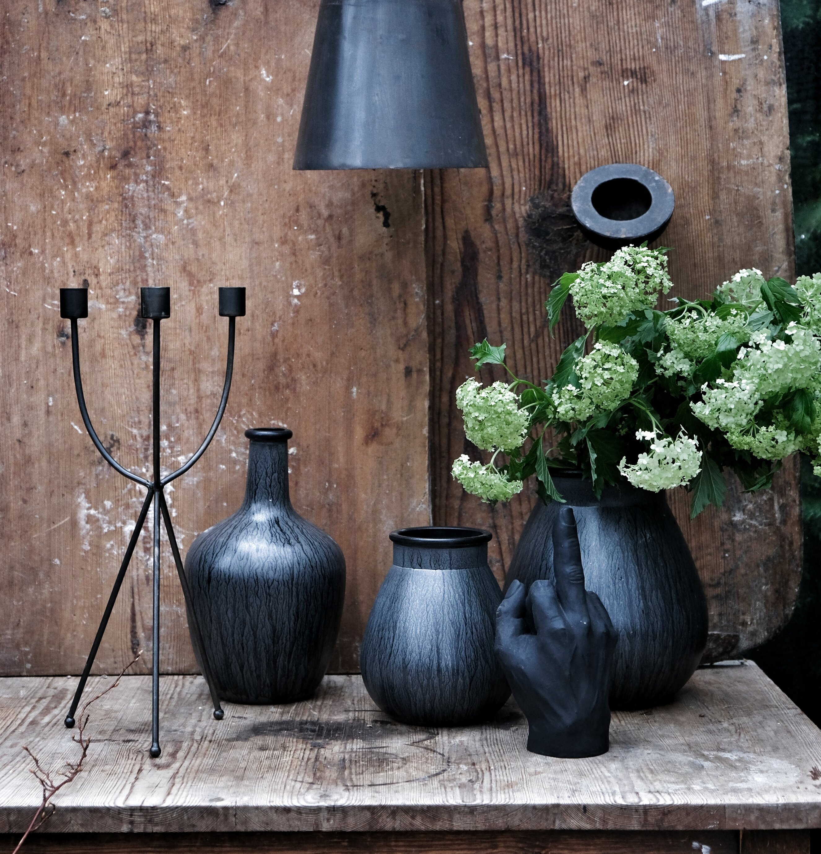 Dekoration Fuck U Finger från I AM Interior på rustikt bord