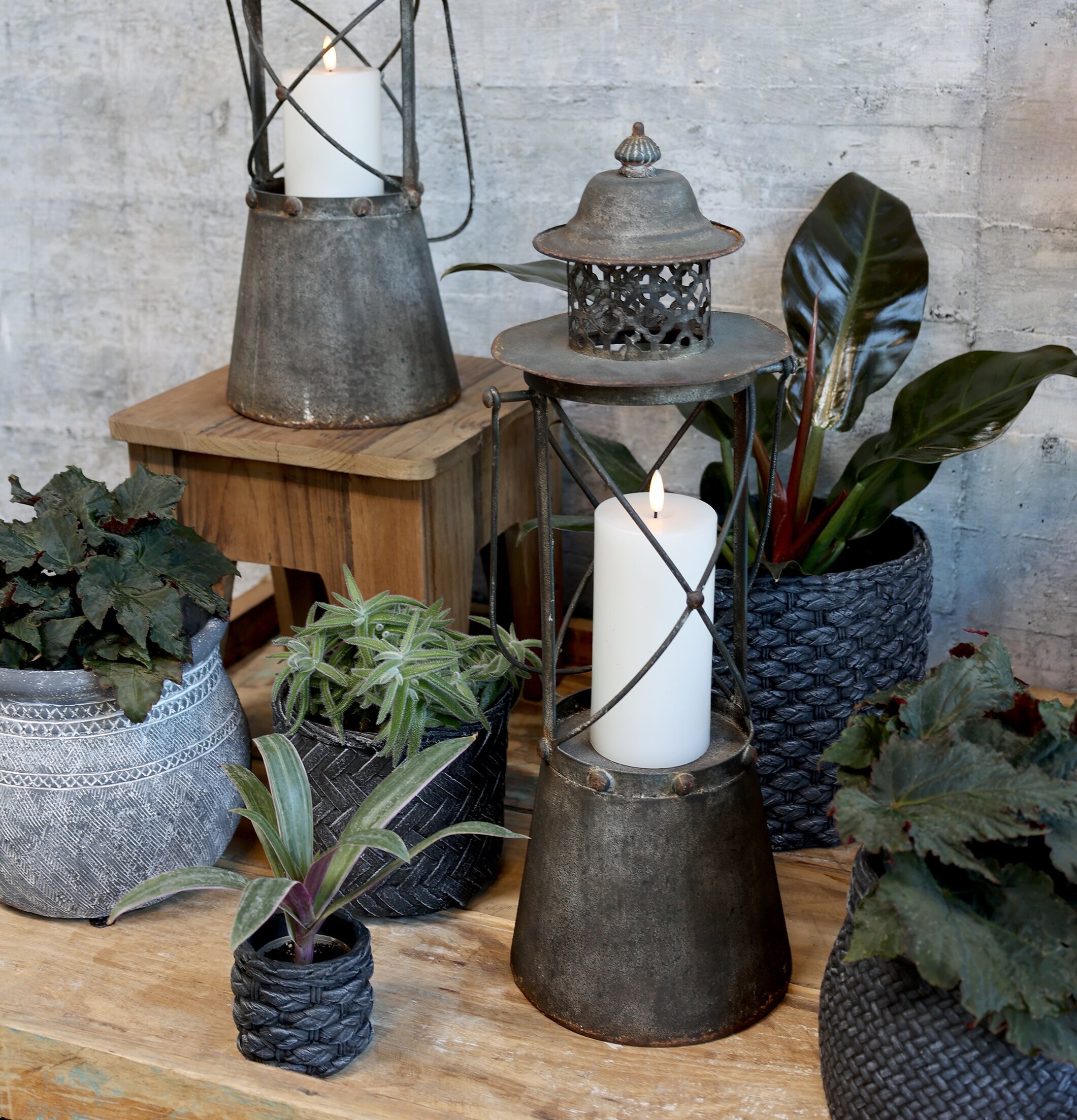 Bild av rustik scen med lanternor och krukväxter