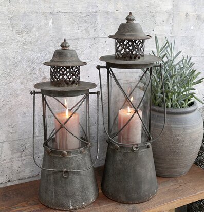 Bild av vintage lanternor i rustik och inbjudande miljö