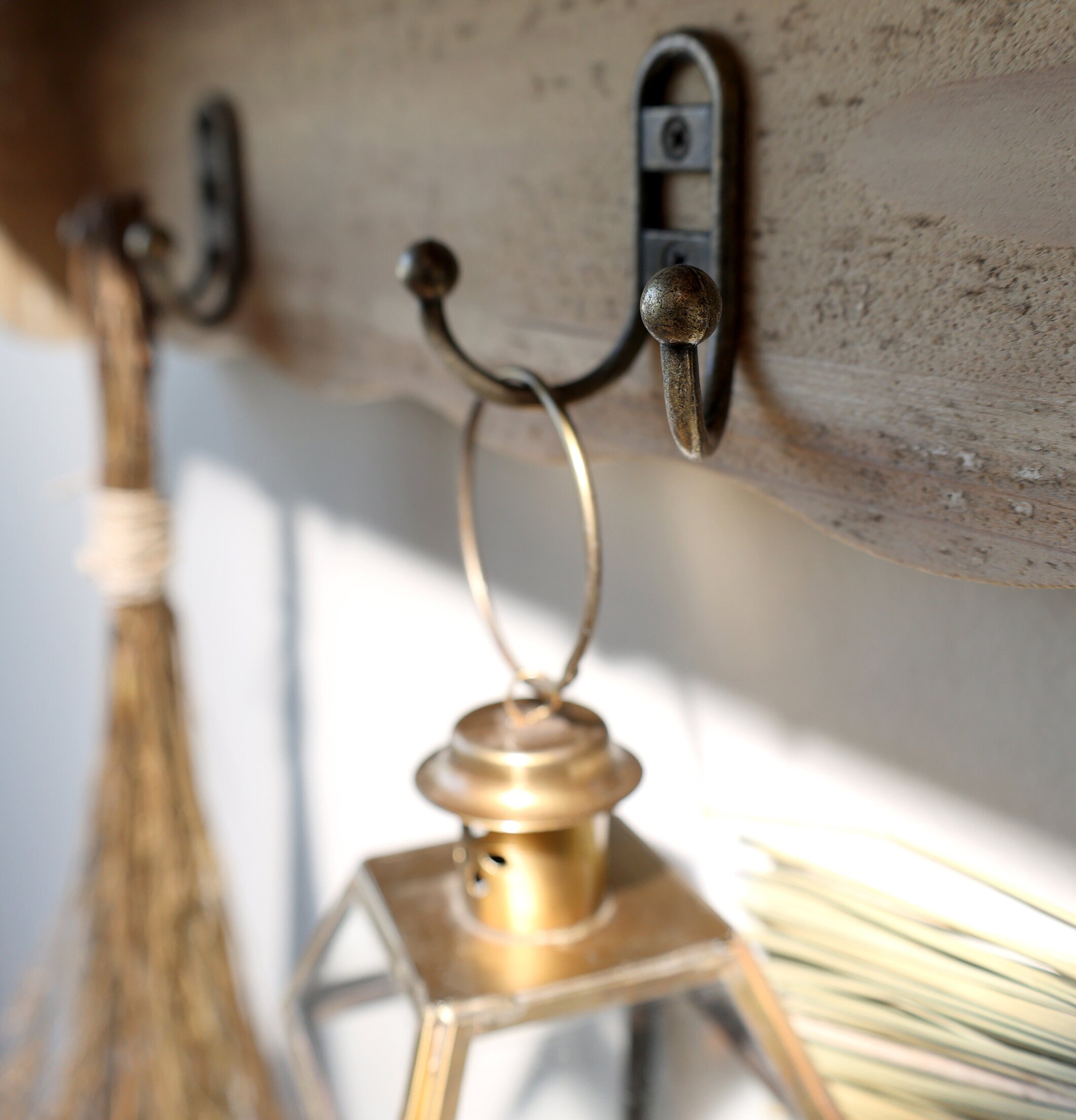 Bild av elegant väggmonterad hylla med krokar