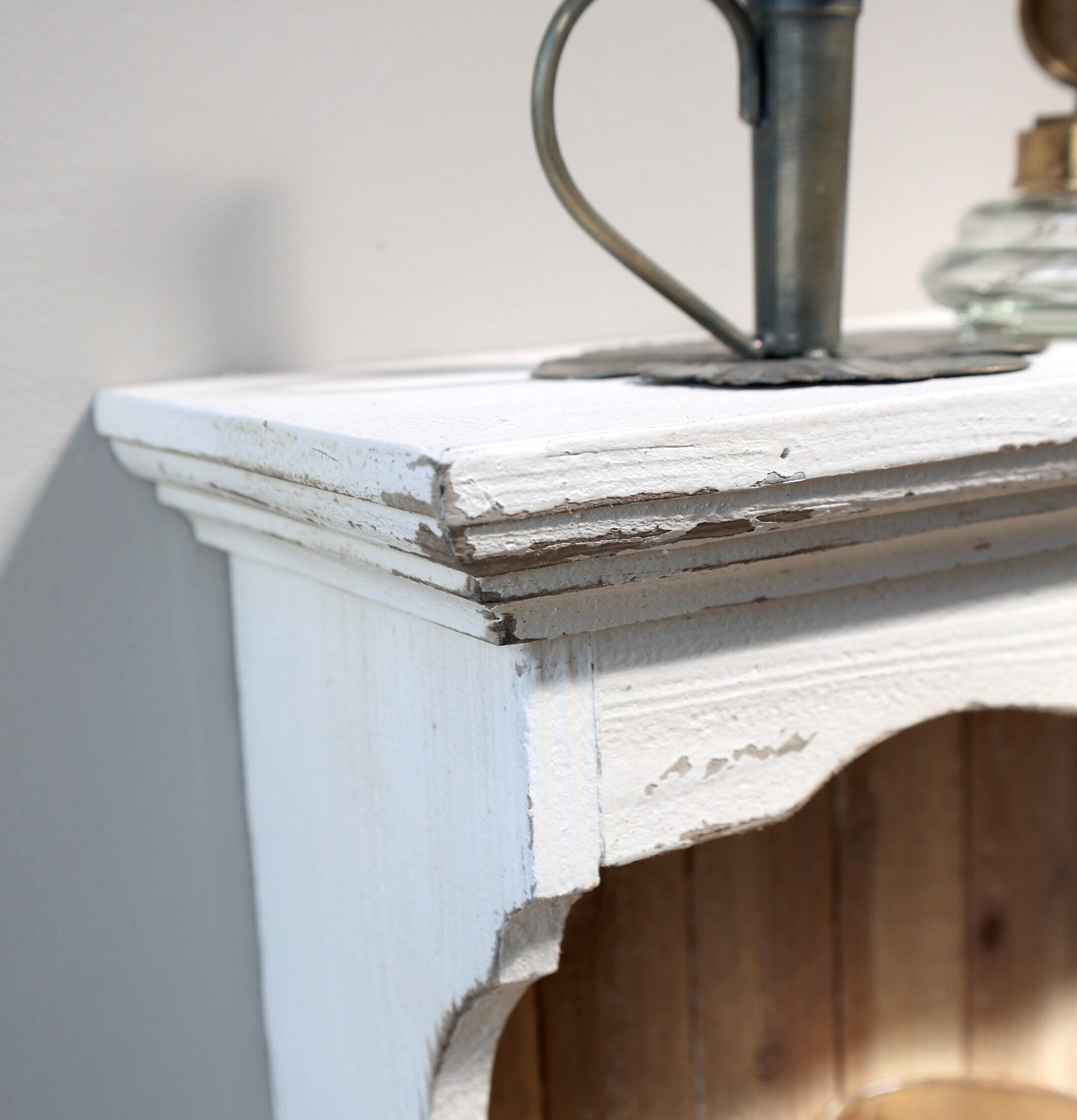 Vägghylla Antik Creme 3 Krokar från Chic Antique, närbild