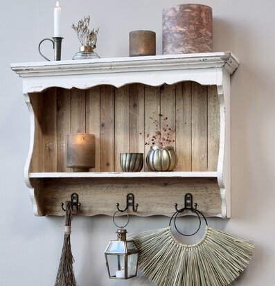 Bild av elegant antik vägghylla med dekorativa detaljer