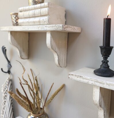 Bild av charmiga antikvita vägghyllor och dekorationer