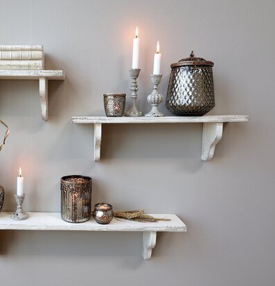 Foto av hyllor med stilfull inredning och dekorationer