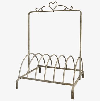 Bild av cykelställ med antik design och krämig nyans