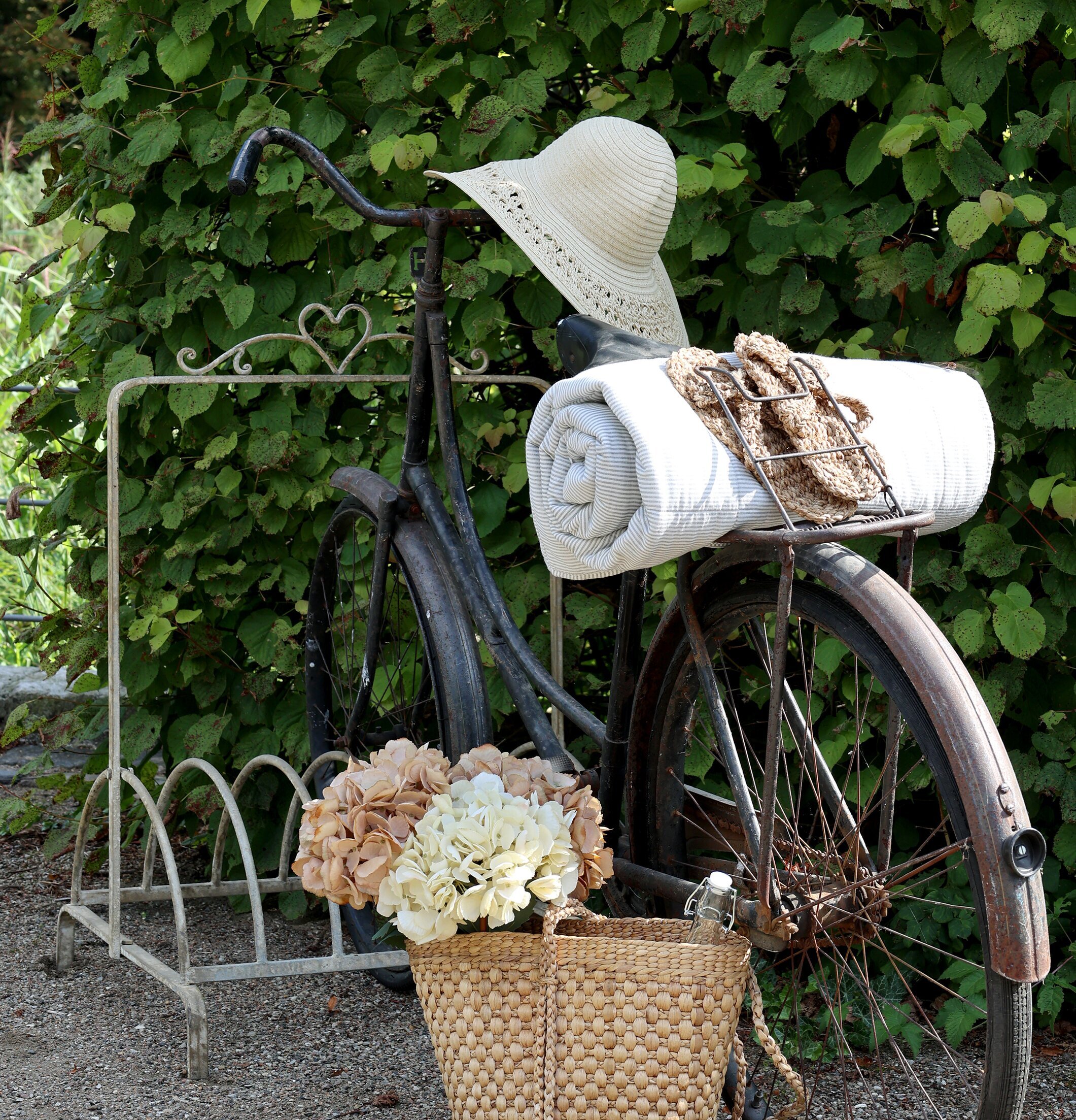 Cykelställ Antique Creme från Chic Antique i rustik miljö