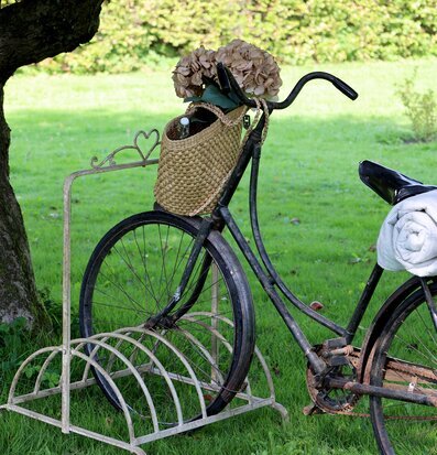 Bild av cykelställ i antik stil under trädets skugga