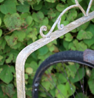 Foto av dekorativt cykelställ med antik design