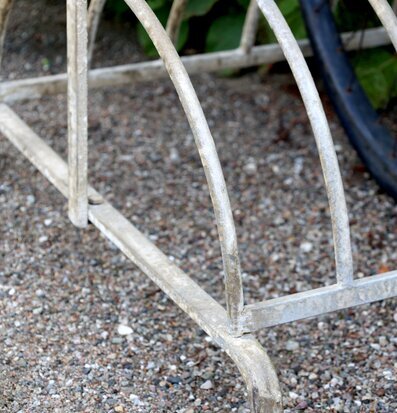 Bild av rustikt cykelställ i harmonisk utomhusmiljö